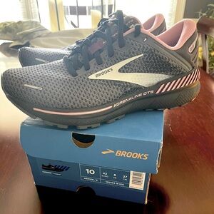BROOKS ADRENALINE GTS 22 - BRAND NEW IN BOX. Size 10. Never worn